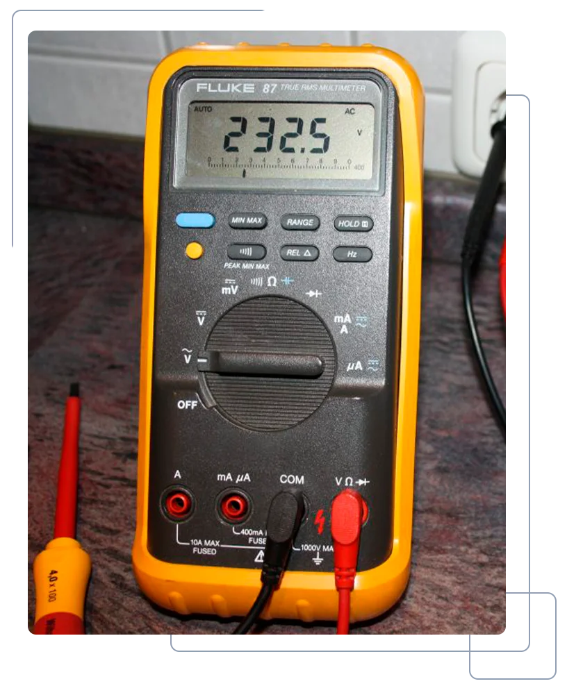 Elektriker misst Spannung an Steckdose bei Stromausfall mit Messgerät – PERFEMO Elektrotechnik