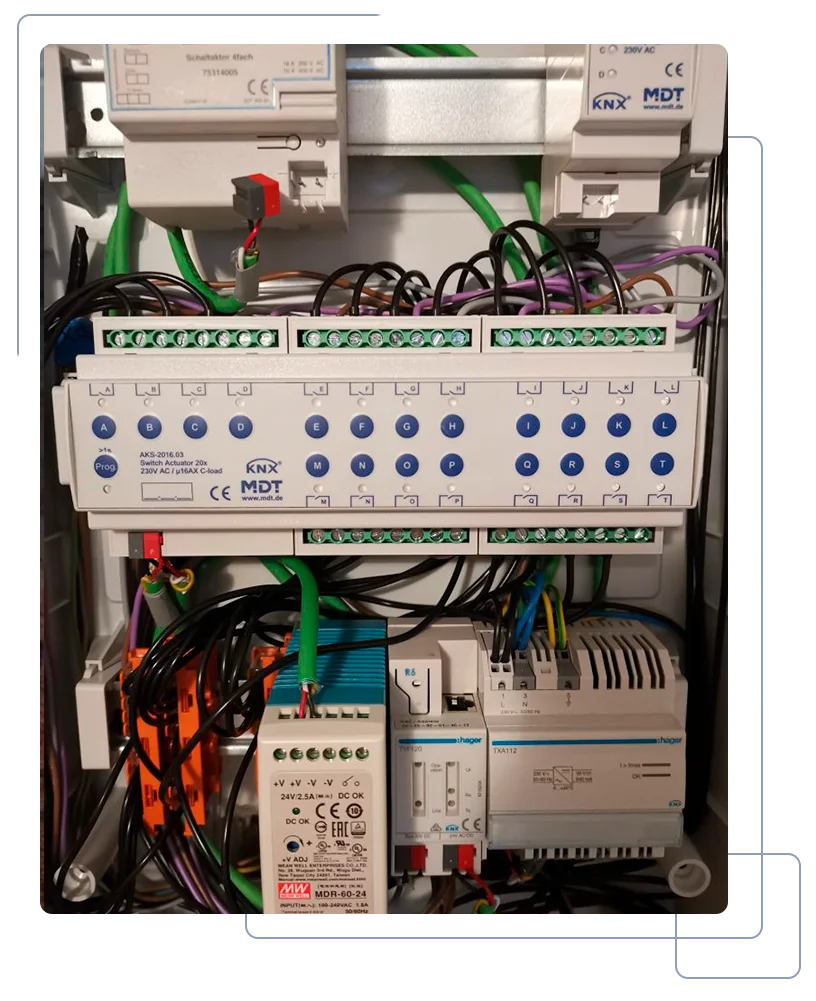 Moderne KNX-Elektroinstallation mit sauber verlegten Leitungen und intelligenter Steuerungstechnik, umgesetzt von PERFEMO Elektrotechnik.