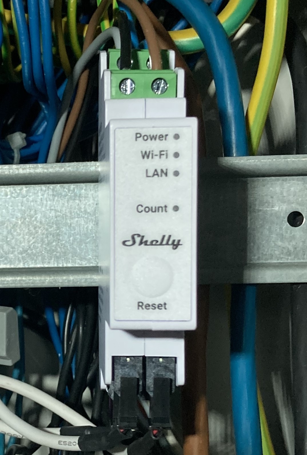 PERFEMO Elektriker installiert Shelly Smart Meter zur digitalen Stromverbrauchserfassung.