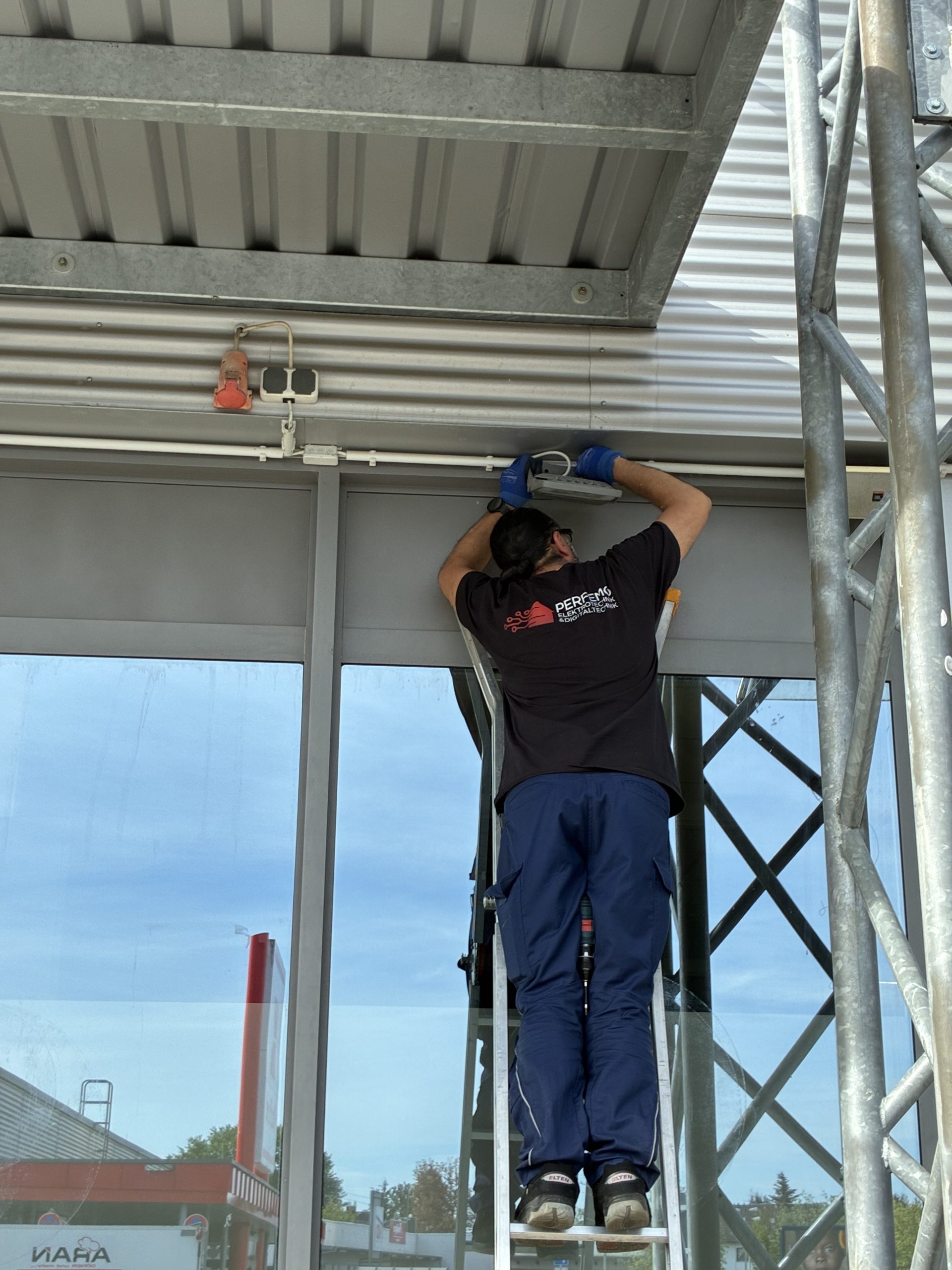 Elektriker bei der Montage einer Außenbeleuchtung